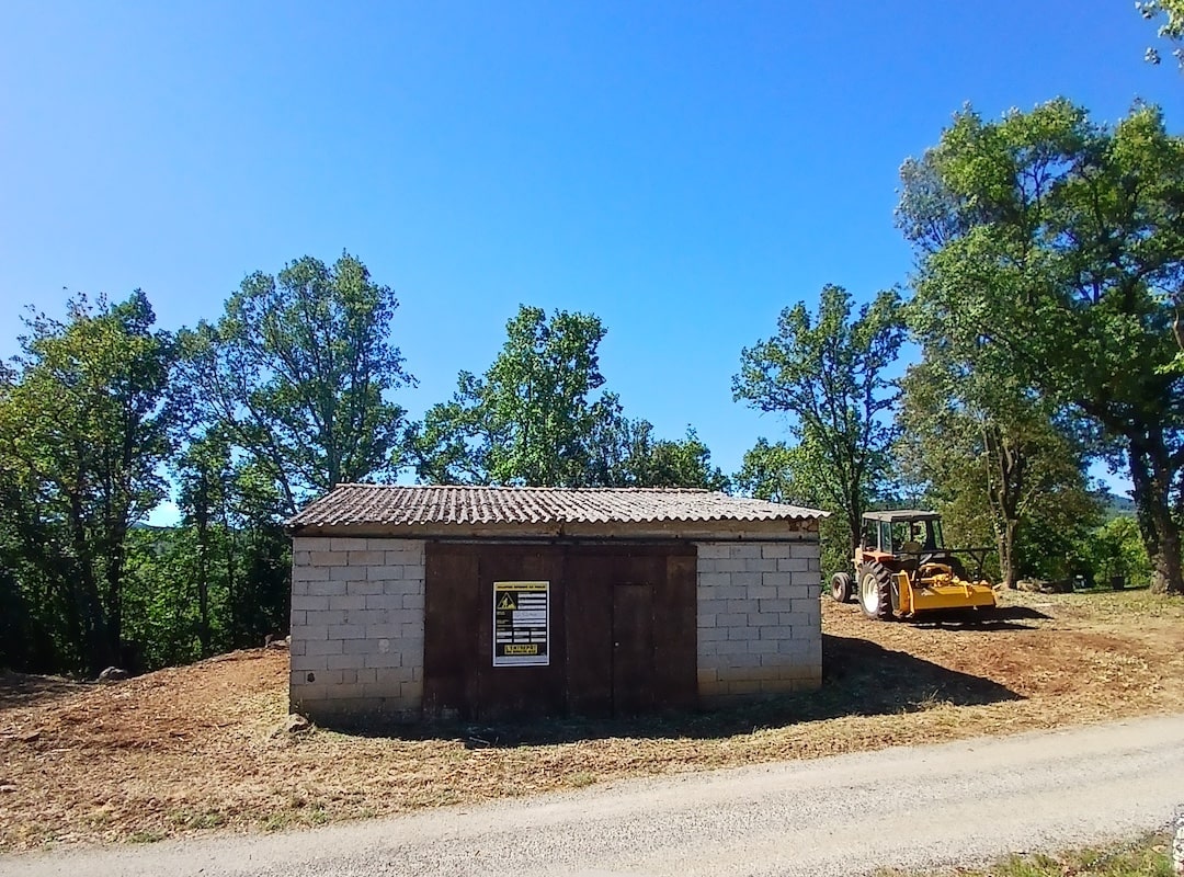 ardeche-debrousaillage Débrousaillage en Ardèche (Sanilhac)